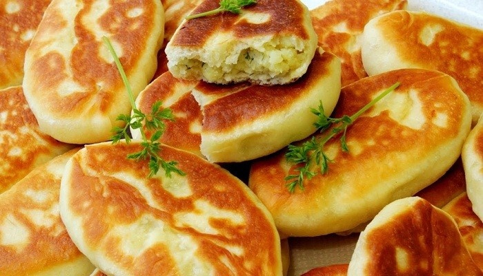 Жареные пирожки с картошкой — 5 рецептов теста на дрожжах, кефире и молоке