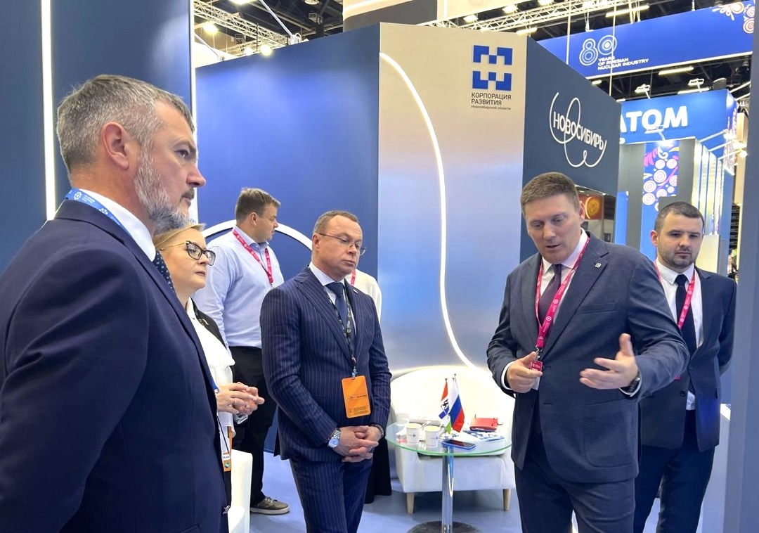 Осенью 2025 года Сибирский электротехнический завод представлял производственные возможности Новосибирской области на международной выставке «Иннопром. Беларусь». Предприятие участвовало в коллективной экспозиции региона. На фото с setz.ru — рабочая встреча с первым заместителем губернатора региона Юрием Петуховым и и.о. министра промышленности, торговли и развития предпринимательства Денисом Рягузовым.  📷
