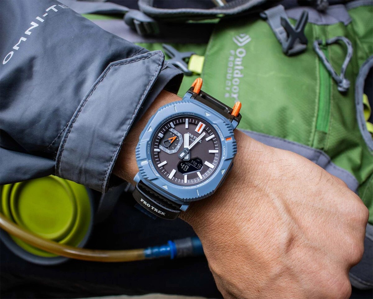 Часы Pro Trek PRJ‑B001 универсальны — подходят для города и активных мероприятий на природе. Не напрягают руку — как эта модель Pro Trek PRJ-B001B-2E с банджи-ремешком и весом всего 37 г