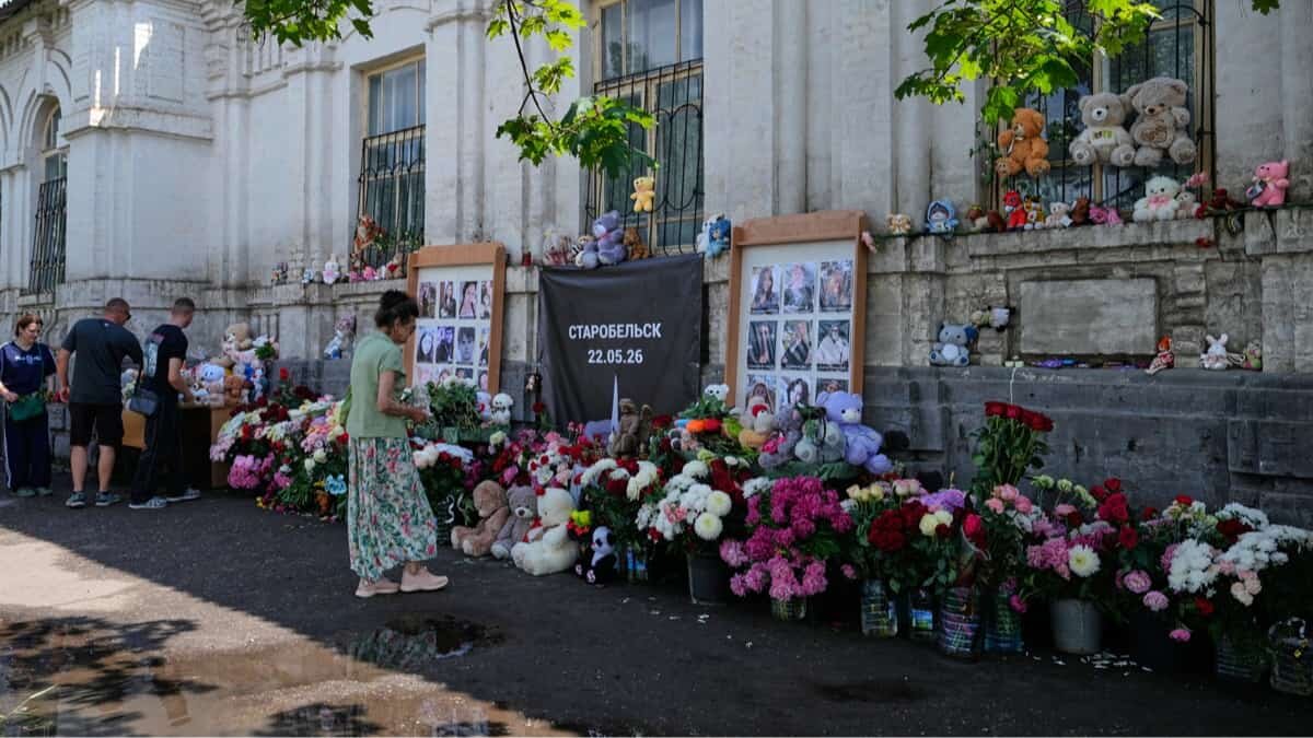 Местные жители возлагают цветы и игрушки к стихийному мемориалу у разрушенного здания колледжа в Старобельске Луганской области, Украина, 24 мая 2026 года. Фото: Павел Бедняков / AP / Scanpix / LETA