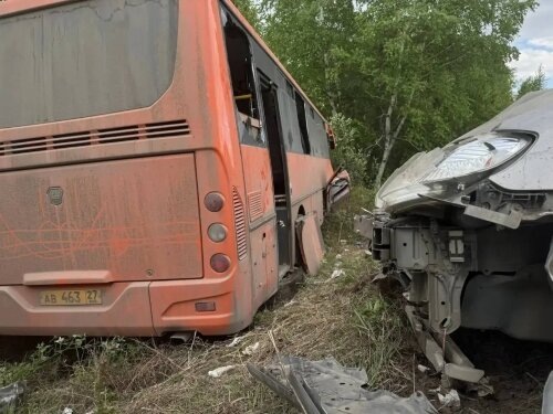 После столкновения с «Паджеро» автобус выглядит сильно пострадавшим / фото: ГИБДД Хабаровского края