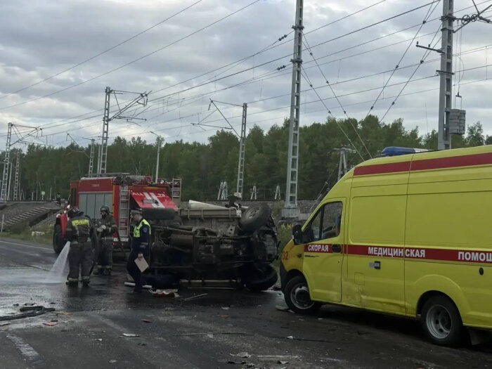 Пожарные смывают с дороги лужи дизельного топлива / фото: ГИБДД Хабаровского края