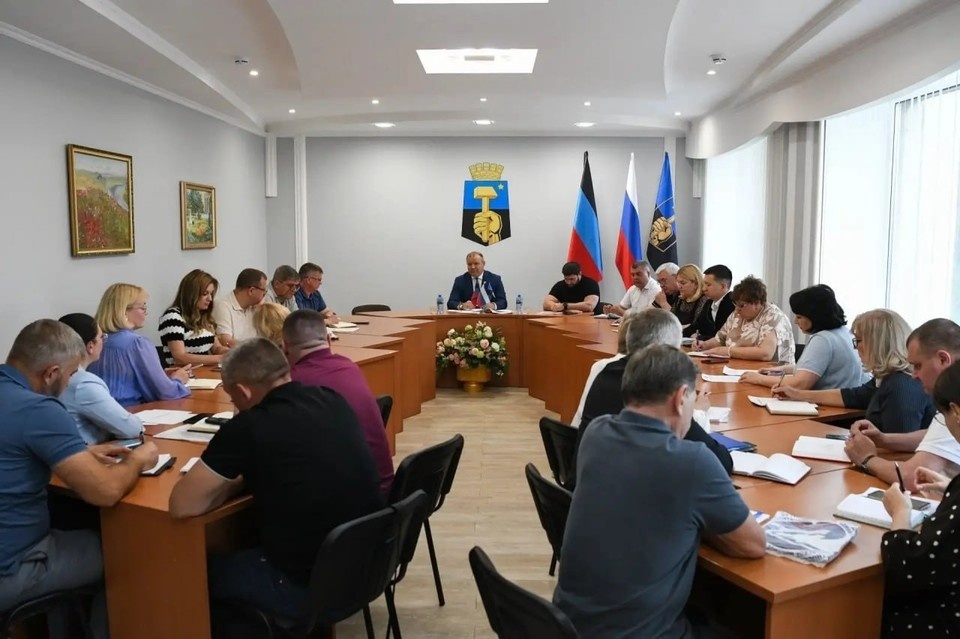    В администрации Донецка прошло рабочее совещание с участием министра строительства, архитектуры и ЖКХ ДНР Владимира Дубовки. Фото: Минстрой ДНР