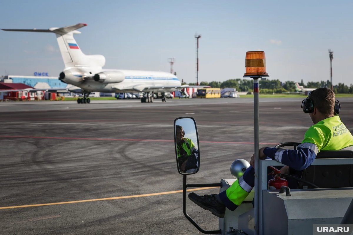     Ночью вводились ограничения на полеты в некоторых аэропортах