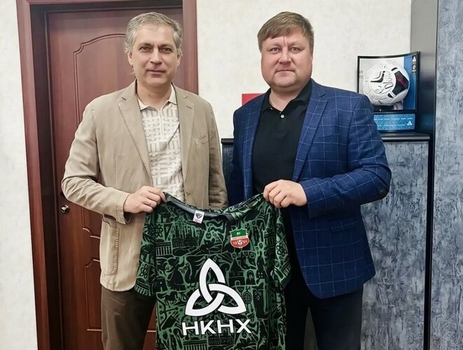    Роберт Евдокимов и гшенеральный директор клуба Валерий Калачев.   
Фото: fcnh.ru