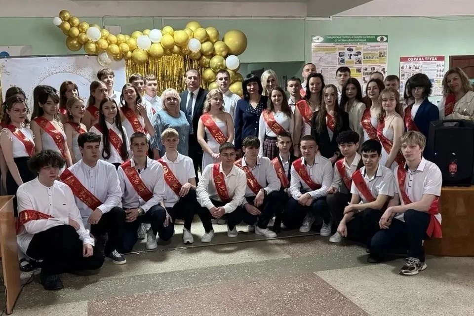    Министр принял участие в торжественной линейке, посвященной окончанию учебного года, в Донецком училище олимпийского резерва имени Сергея Бубки. Фото: ТГ/Швец