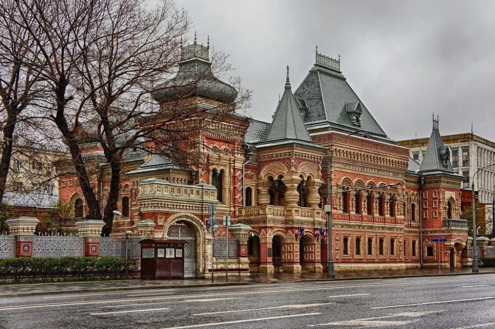 Кстати, особняк на Якиманке (на фото) в наши дни служит официальной резиденцией посла Франции в Москве.