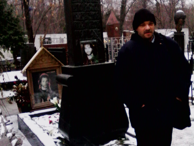 Дмитрий Юрьевич Киселёв-Родин на могиле Игоря Талькова: фото из личного архива автора.