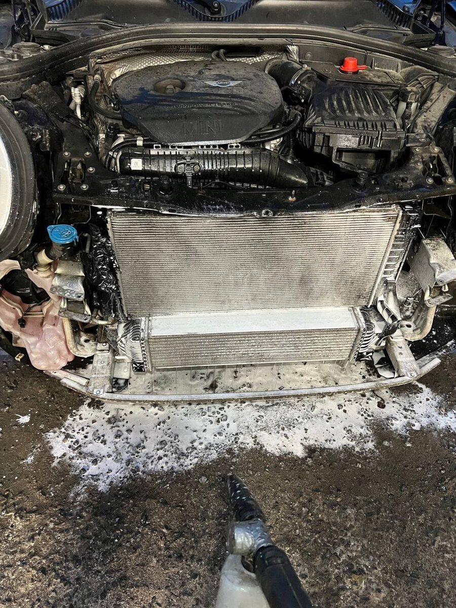 Процесс мойки радиаторов MINI. Безопасно очищаем соты и удаляем накопившуюся грязь после зимнего сезона в Петербурге.