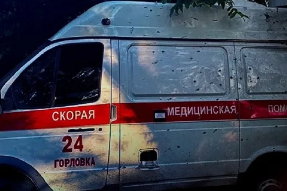    Бригада скорой помощи, прибывшая на вызов после атаки беспилотника ВСУ на гражданский автомобиль, сама стала жертвой повторного удара. Фото: max.ru/mchsdnr