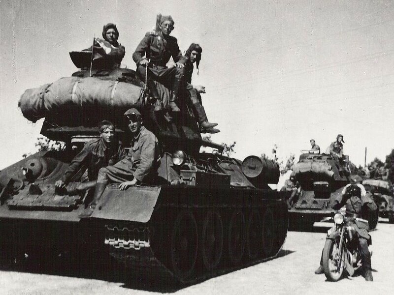 Танки Т-34-85 из состава 1-й отдельной чехословацкой танковой бригады вступают в чешскую Остраву, май 1945 года.