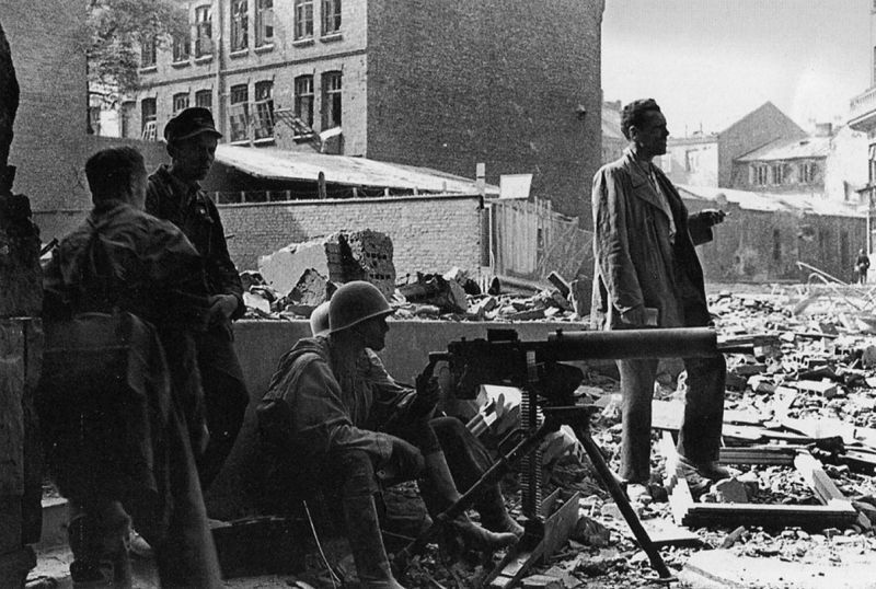 Пулеметчики Армии Крайовой в период Варшавского восстания, 1944 год.
