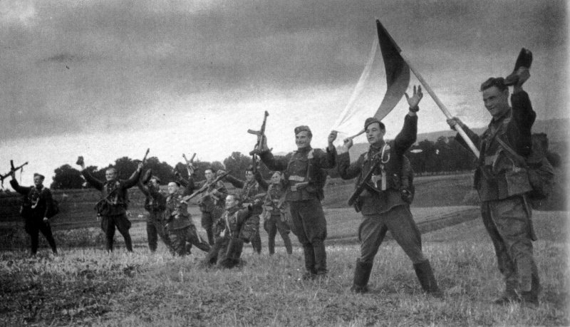 «Чехословацкие воины-освободители вышли на границы родной земли». Фотография А. Устинова, 1945 год.