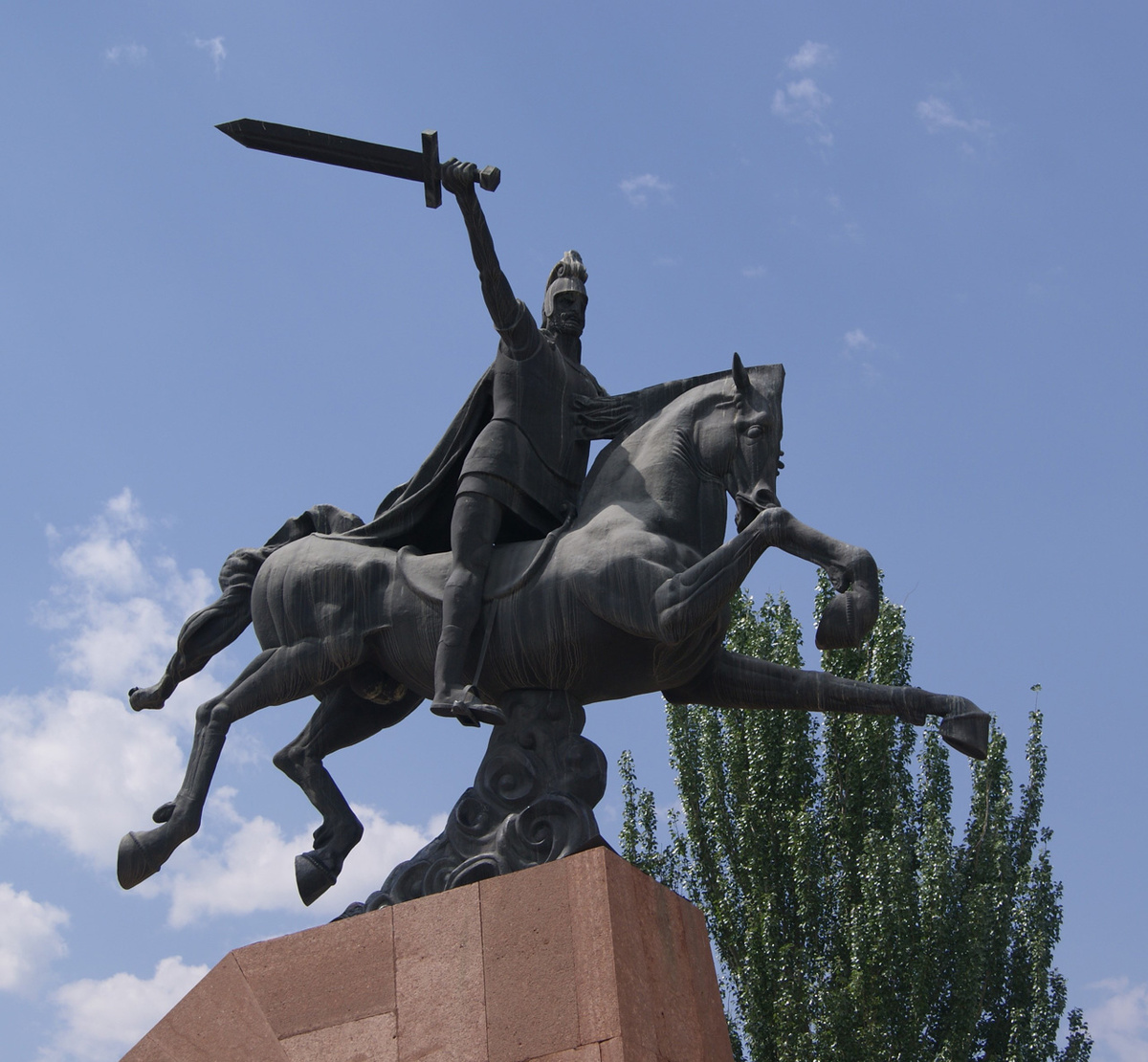Памятник Вартану Мамиконяну в Ереване