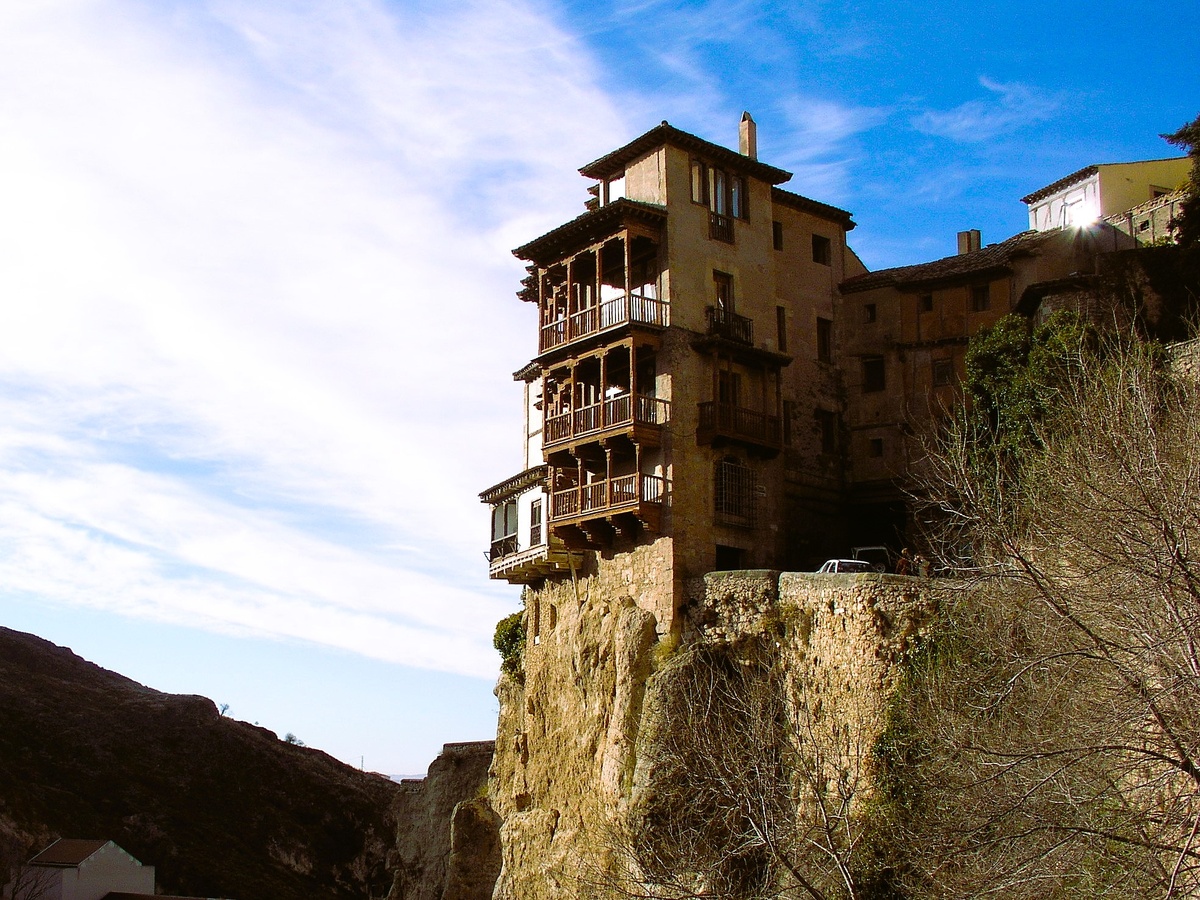 Casas Colgadas — это группа зданий, построенных на краю скалы. Их балконы имеют консольную конструкцию, что создает иллюзию «парения» над пропастью. 