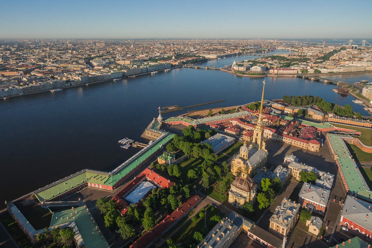 Вид с высоты птичьего полета на Петропавловскую крепость в Санкт-Петербурге. Источник: Shutterstock, Aleksandr Medvedkov