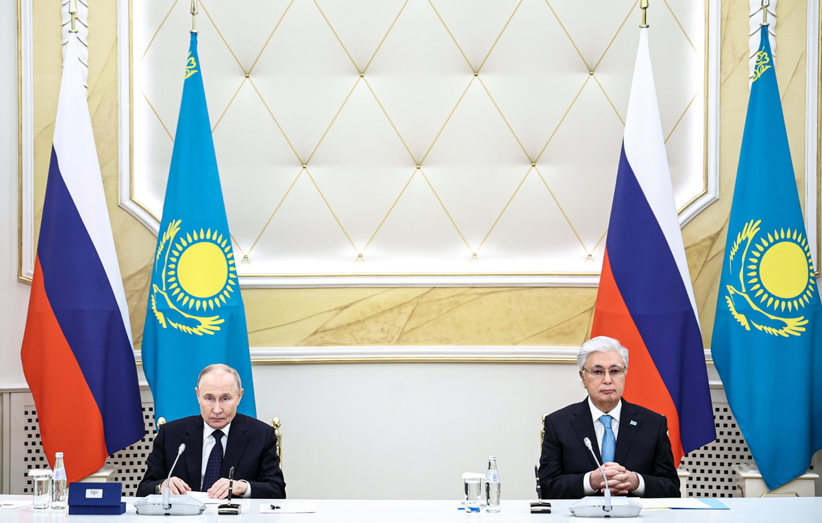    Президент РФ Владимир Путин и президент Казахстана Касым-Жомарт Токаев  Михаил Терещенко/ТАСС