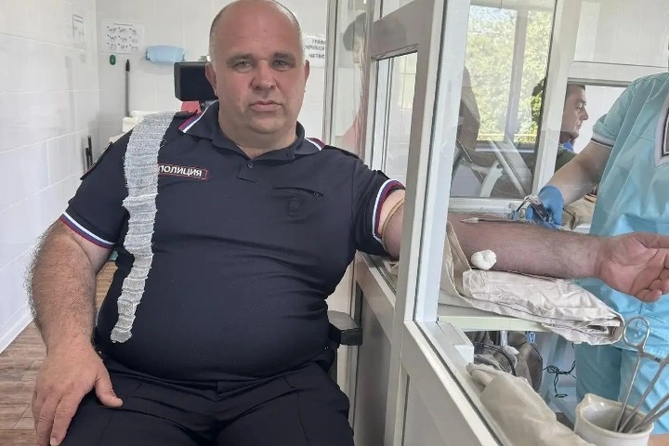    Полицейские из четырёх районов ЛНР сдали кровь для пострадавших в Старобельске. ФОТО: МВД по ЛНР