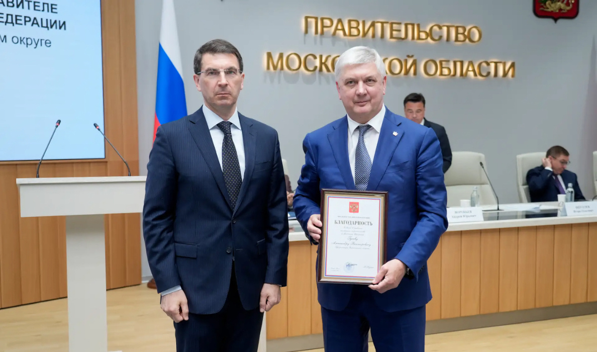     Благодарность вручили Александру Гусеву. Автор: редакция. Фото: правительство ВО.