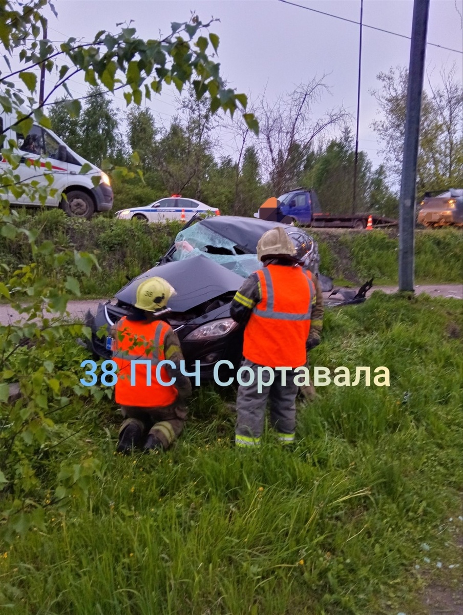    Опубликованы фото с места страшного ДТП в городе Сортавала© 38 пожарно-спасательная часть г. Сортавала