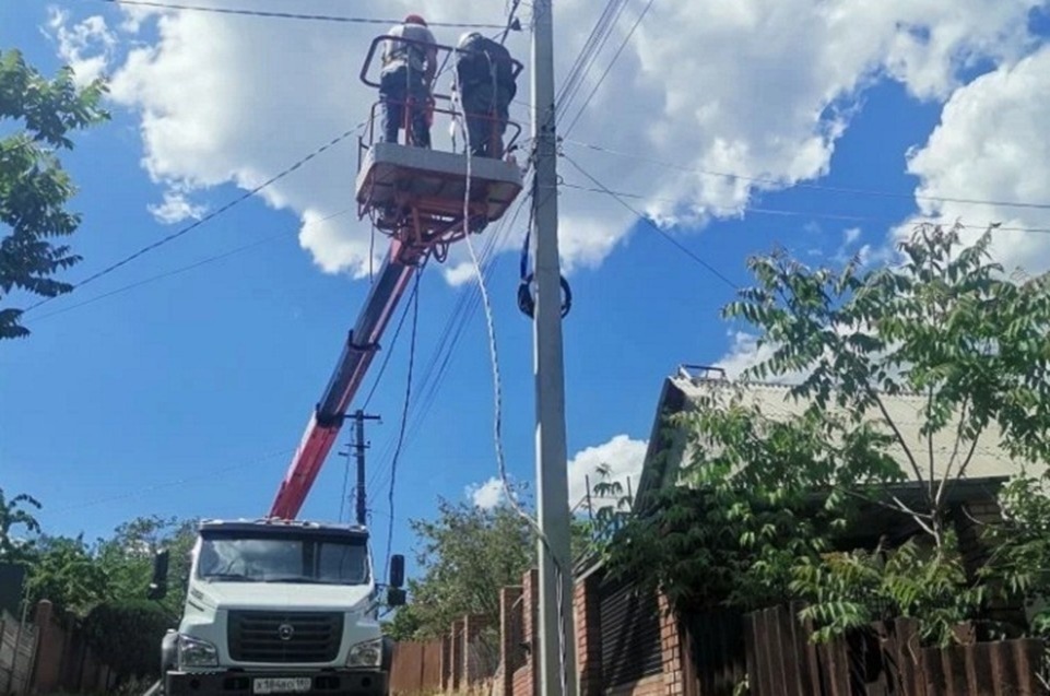    Мариупольские энергетики продолжают модернизацию сетей наружного освещения. Фото: МАХ/Кольцов
