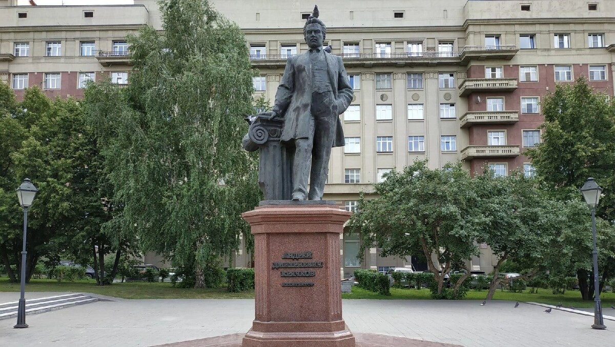    Памятник Крячкову на фоне 100-квартирного дома   atas.info
