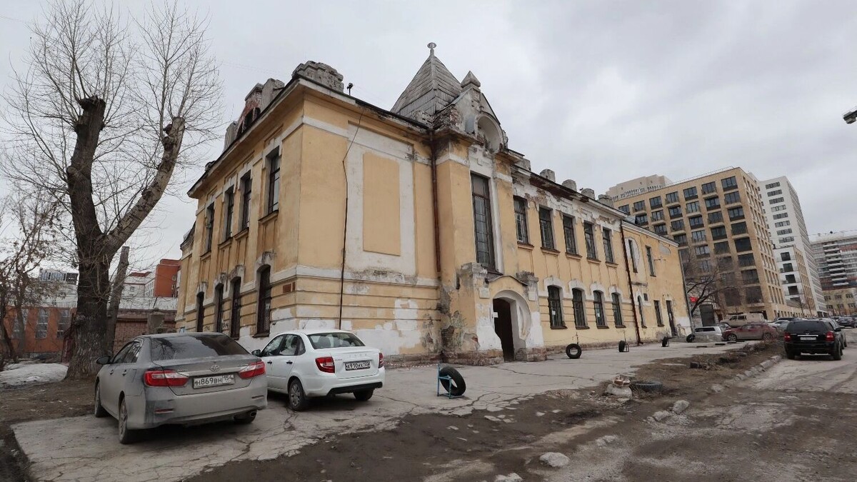   Одна из «крячковских» школ на улице Якушева — она находится в аварийном состоянии   Артём Шершнев / atas.info