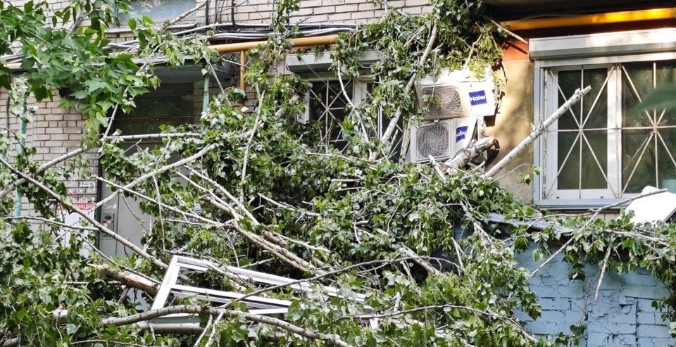   Последствия непогоды в одном из дворов Челябинска. Валерий ЗВОНАРЕВ