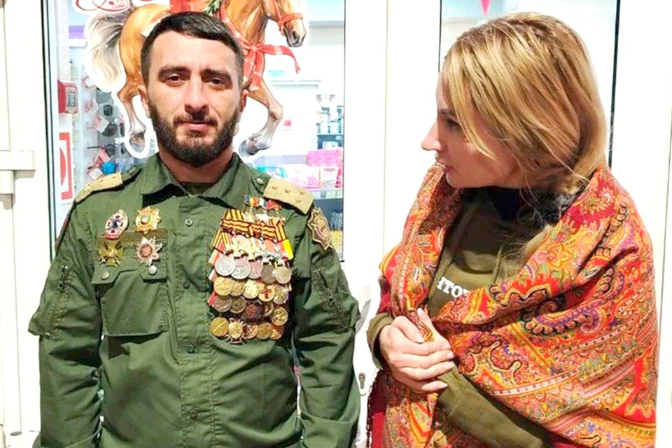    В декабре прошлого года Екатерина Колотовкина смело привлекла внимание общественности к группе мужчин, которые были увешены звездами Героя. Фото: t.me/geroi_samara