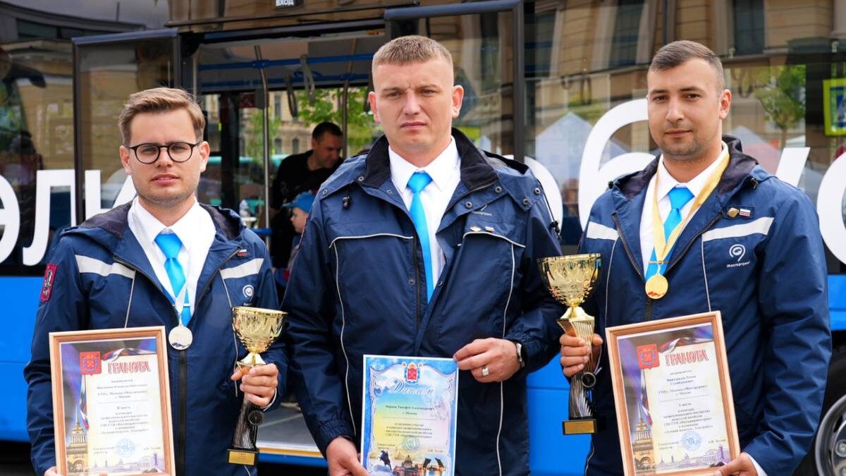    Водители Мосгортранса с наградами, Владислав Шаповалов, Тимофей Марков и Роман Виноградов / Фото: ГУП «Мосгортранс»