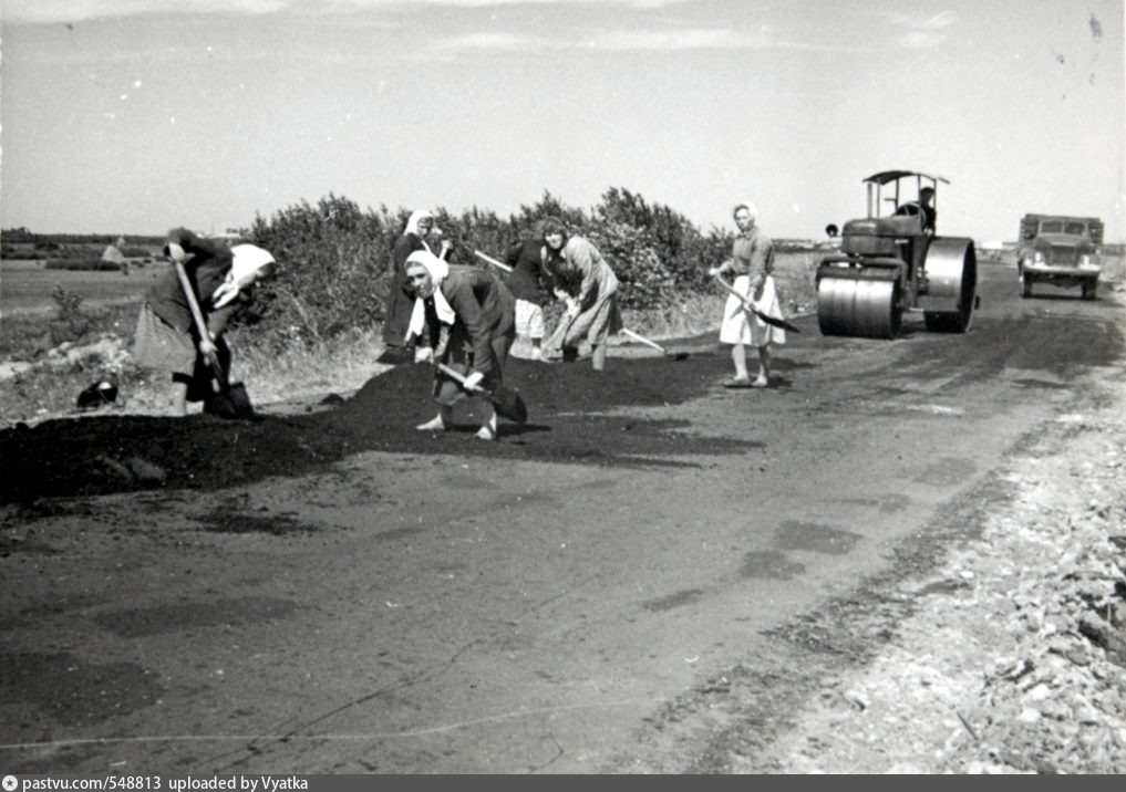 Асфальтирование дороги в поселок имени Коминтерна, 1957 г.