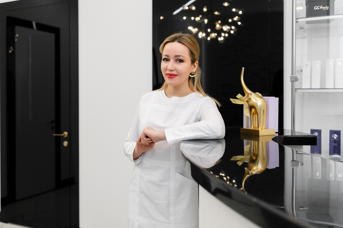 ГОЛЬЦОВА Елена Николаевна

Кандидат медицинских наук, врач-косметолог, заведующая кафедрой косметологии с курсом трихологии, международный тренер-эксперт по инъекционным методам, сертифицированный тренер по методу Ultherapy, главный внештатный специалист по косметологии Департамента здравоохранения Тюменской области, главный врач клиник GG beauty (Москва, Тюмень).

С 2002 года постоянный участник, а с 2008 года докладчик (в том числе проводит живые демонстрации и мастер-классы) российских и мировых конгрессов по эстетической медицине в Москве, Париже, Монте-Карло, Стокгольме, Азии, такие как EMAA, IMCAS, AMWC, AMEC, EMAM, AMWC EE, AMWC Asia, BTS и другие.
Научный редактор портала Эстетический гид
