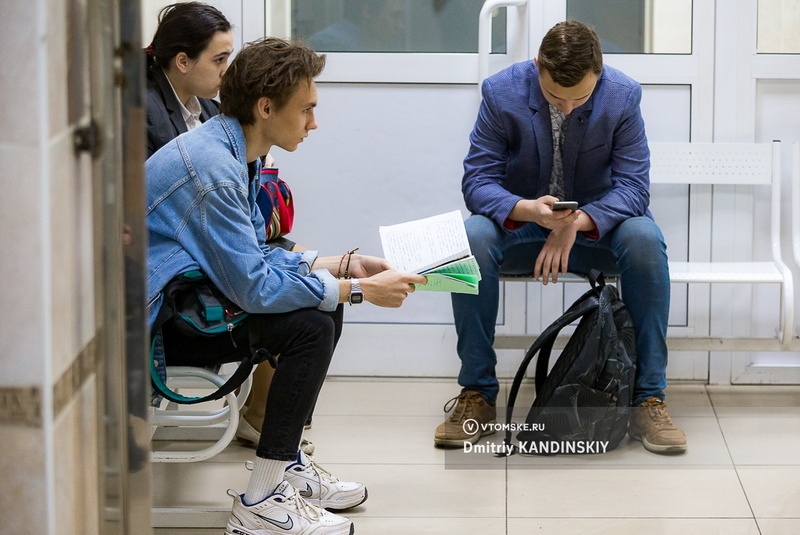 Департамент прокомментировал запрет на одежду с иностранными надписями в школах Томской области