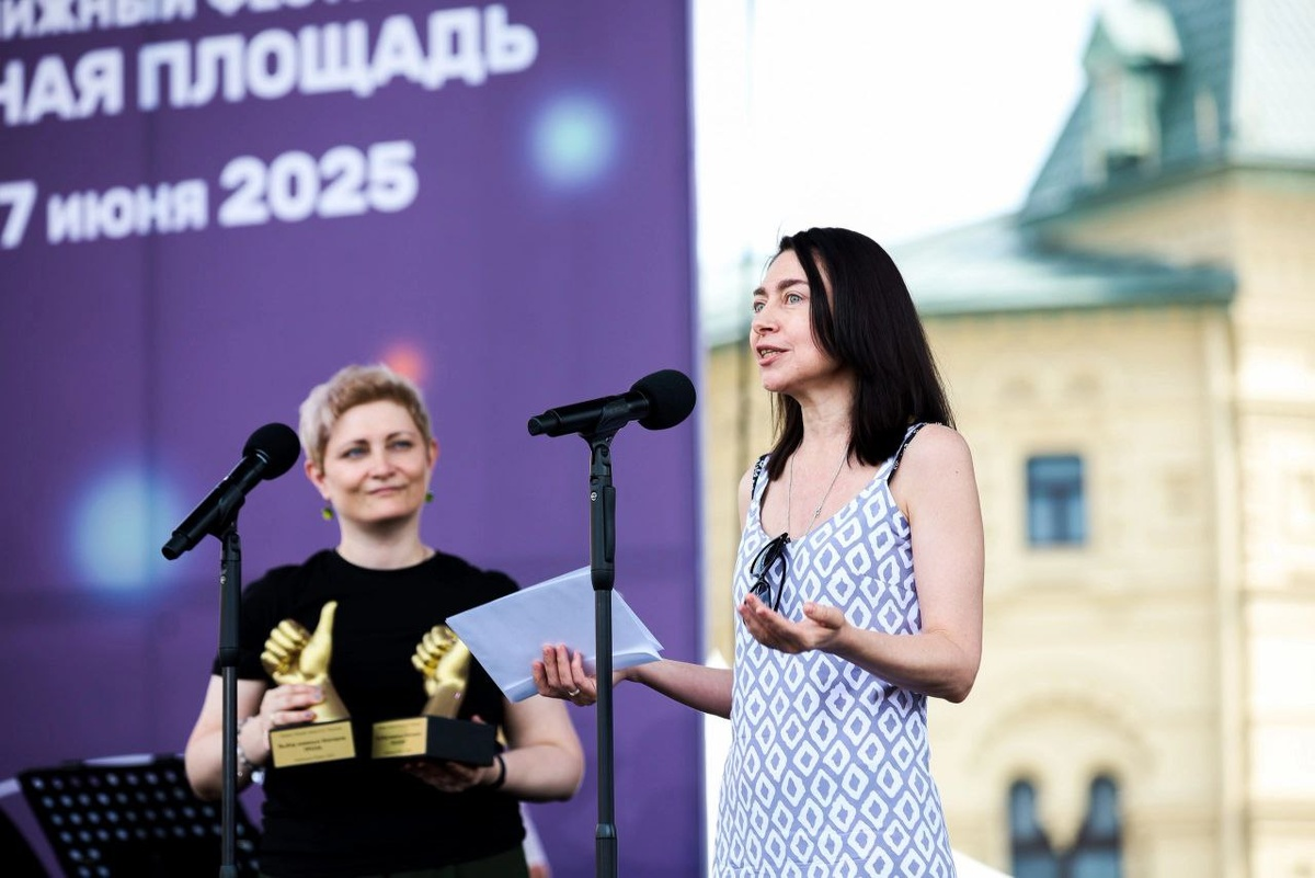 В прошлом году меня пригласили на сцену награждать наших победителей. Я у микрофона, а Наталья Новикова держит награды: золотые лайки от Ридеро.