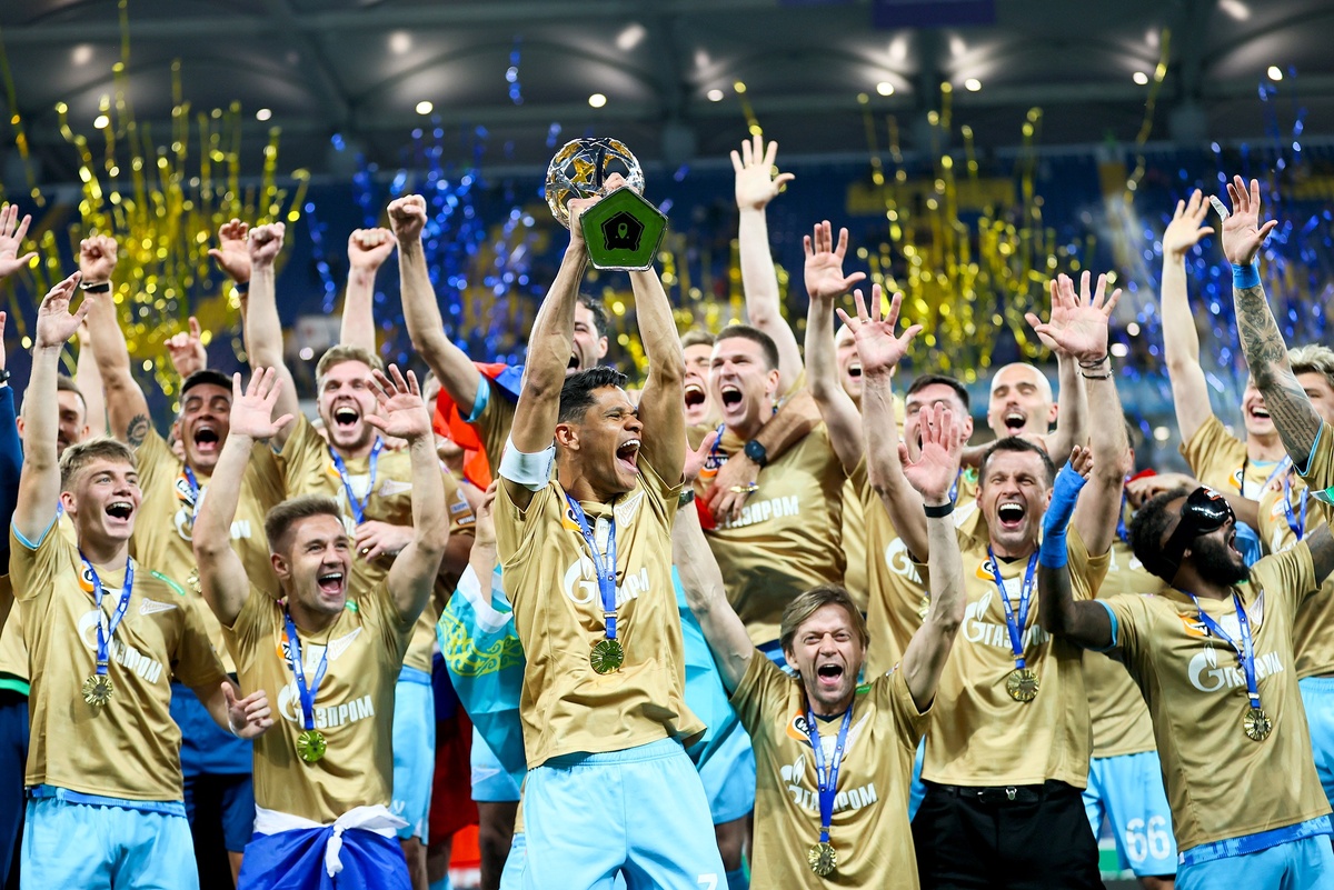    Игрокам "Зенита" вручили кубок за победу в первенстве сразу после золотого матча в Ростове. / Эрик Романенко/ТАСС