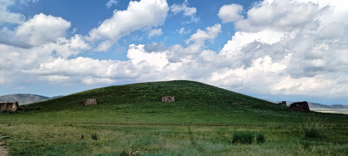 Курган в Долине царей (Фото: Nixe (Bearna Team))