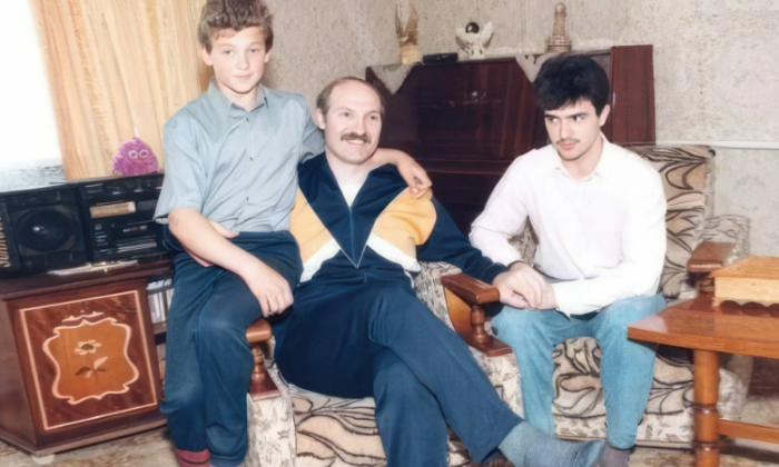 Александр Лукашенко с младшими сыновьями.