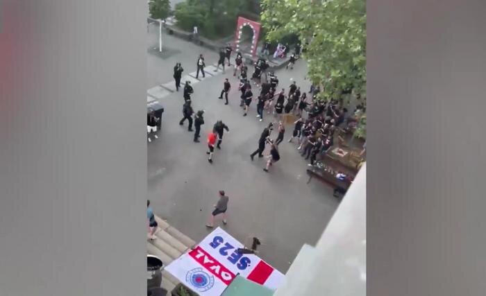 Фанаты «Кристал Пэлас» и «Райо Вальекано» подрались в Лейпциге перед финалом. Видео © X/UltrasPresent