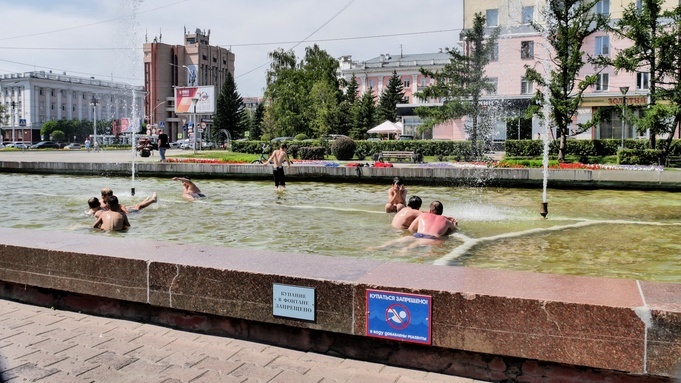 В Бийске после зимней консервации вновь запустили городские фонтаны