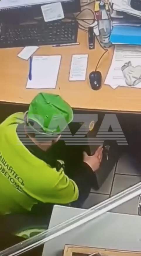Разумеется наличные хранят в ключевых ящиках, а ключи от ящиков в шкафчике...