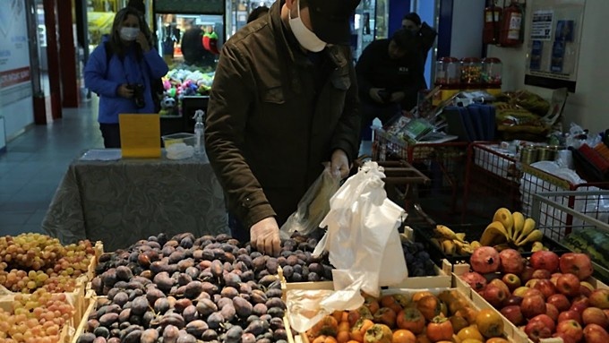 Новосибирцы похитили продукты из магазина в Бийске и сбыли их незнакомцу