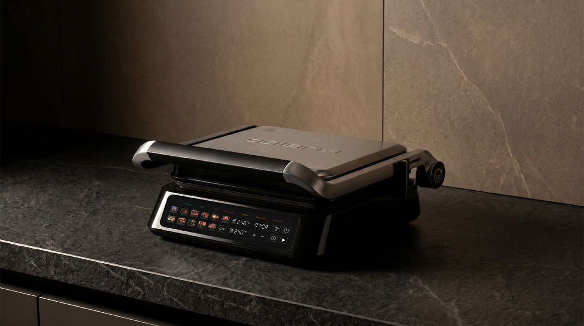 Электрогриль Polaris PGP 3018 с антипригарными панелями и режимом для приготовления курицы и других блюд на гриле.