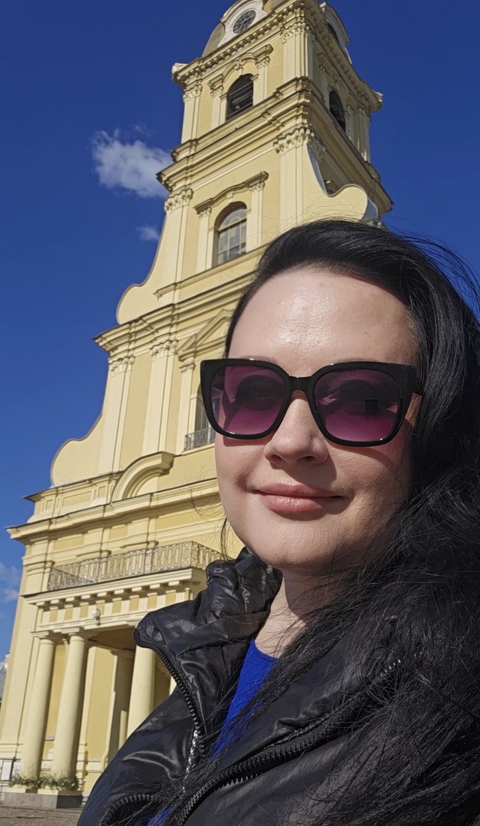 В столице ветров и дождей, по прежнему по ранневесеннему свежо)