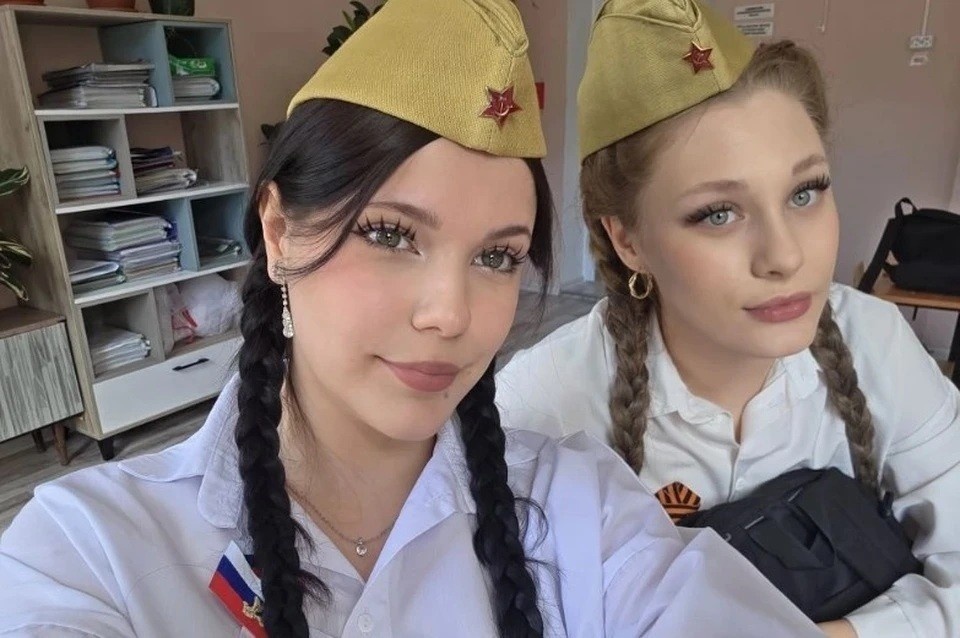    11 лет за одной партой: две ученицы оказались единственными в выпускном классе в посёлке в Иркутской области Личный архив