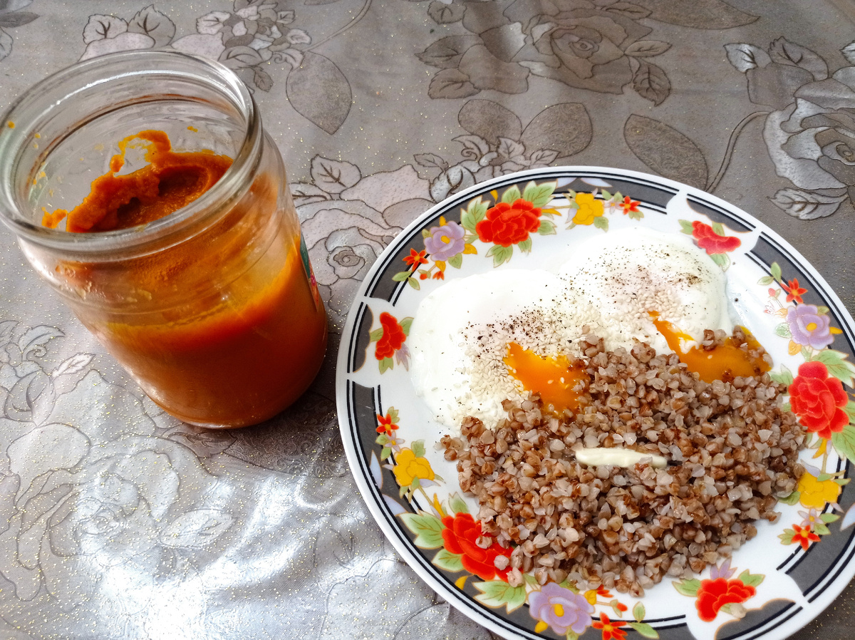 Мой завтрак их каши, двух яиц-пашот и кабачковой икры