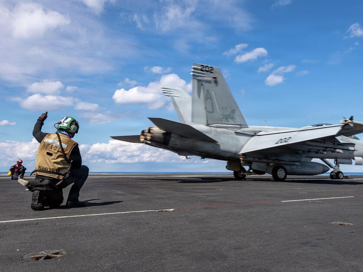    Американский истребитель F/A-18E Super Hornet перед взлетом с авианосца USS Gerald R. Ford в рамках операции "Эпическая ярость" | © AP Photo / U.S. Navy