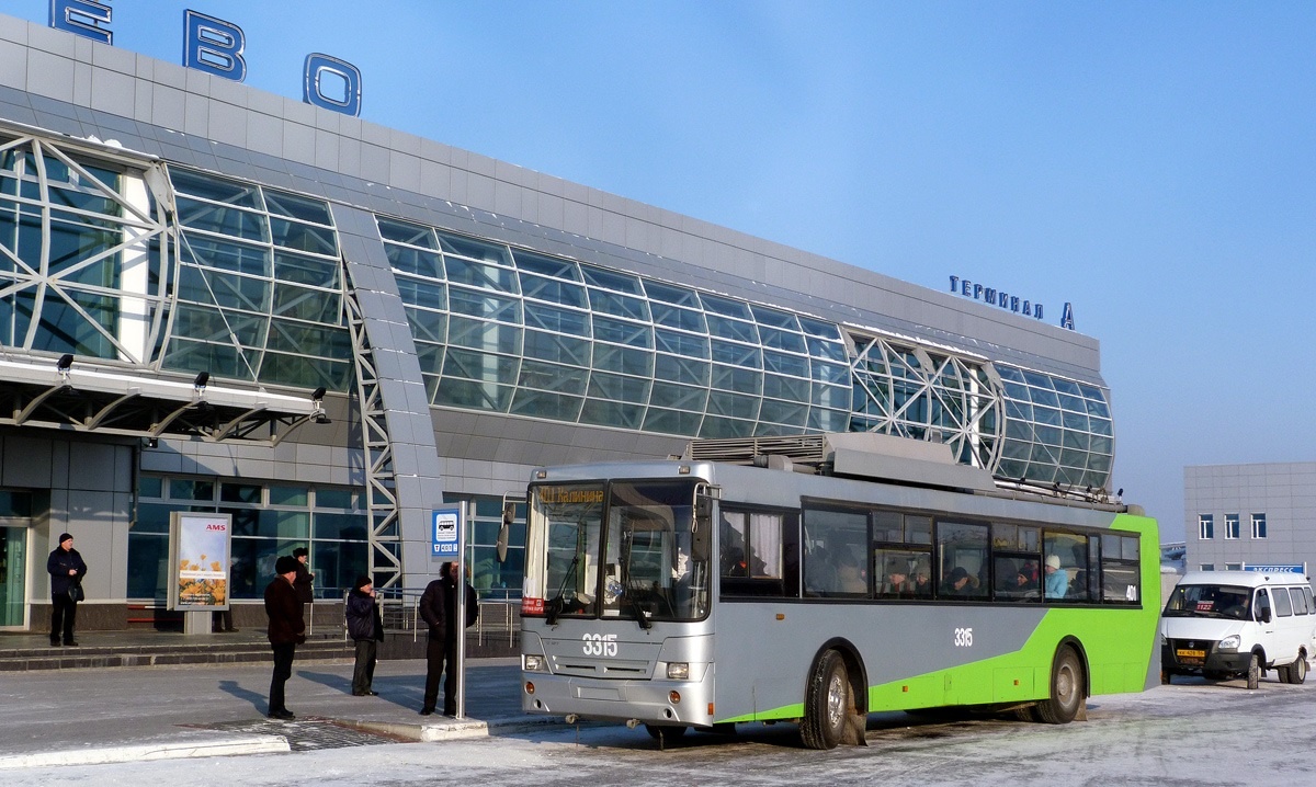 Первая отечественная модель троллейбуса с увеличенным автономным ходом СТ-6217М производства "Сибирский троллейбус" на конечной остановке в международном аэропорту Толмачево. Фото 2012 года сайта transphoto.org автор Копылов Эдуард  