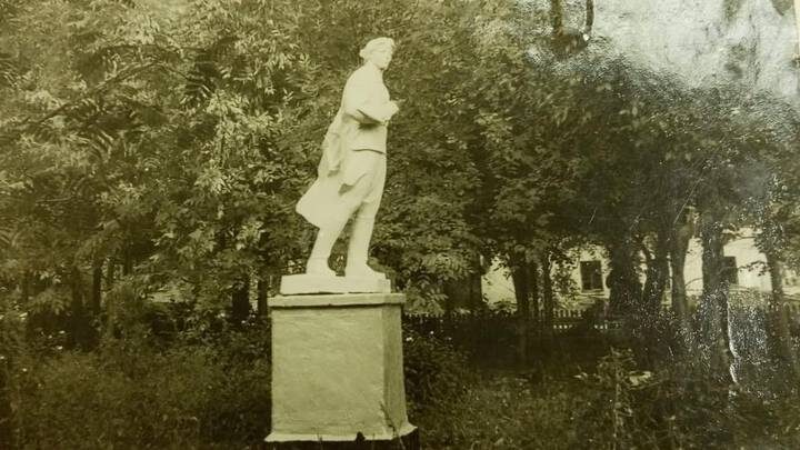  Скульптура из гипса, посвященная Маресьеву / Фото: Библиотеке ГЦ «Дмитровский»