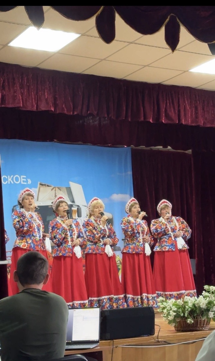 Местные творческие коллективы встретили полеводов и гостей с душой, песнями и искренней радостью, сразу задав нужный тон: здесь живое сообщество людей, влюблённых в своё дело.