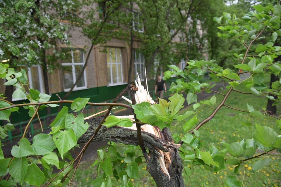    Штормовое предупреждение продлится в Ростове-на-Дону до 28 мая. Виктор ГУСЕЙНОВ